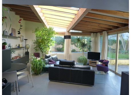 Le séjour ouvert sur le jardin et la piscine        The living room opening onto the garden and pool