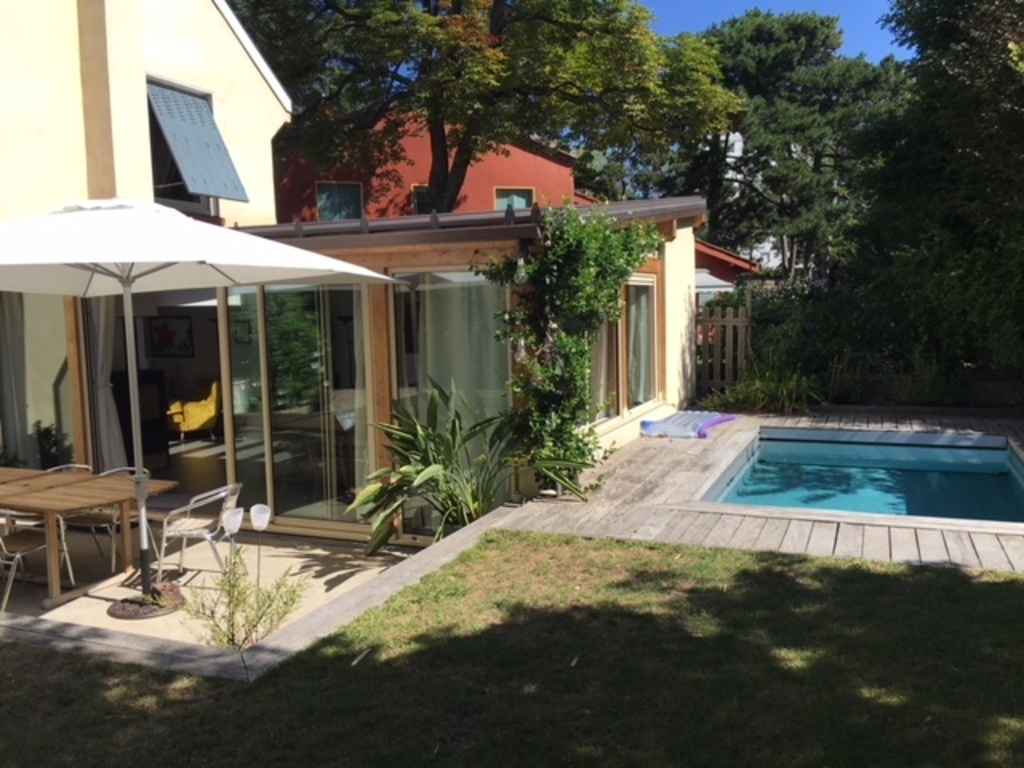 la piscine et la terrasse extérieure 