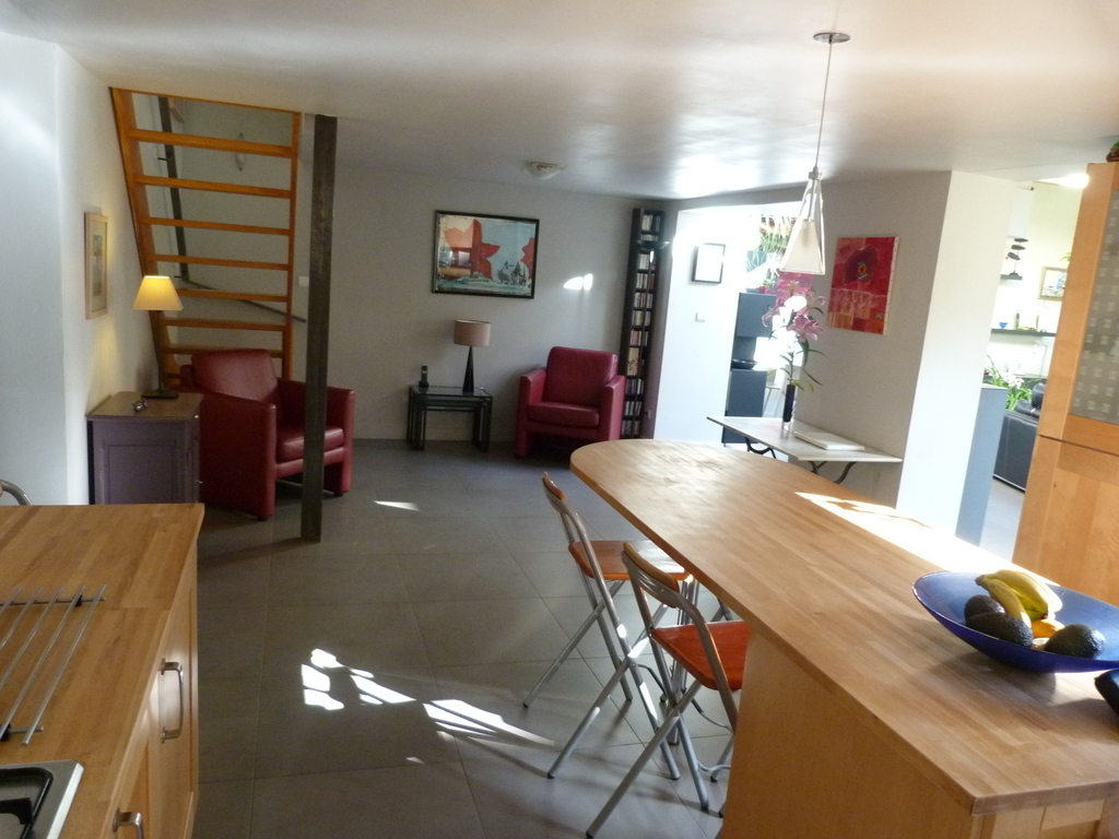 La cuisine avec accès direct sur le jardin et la terrasse