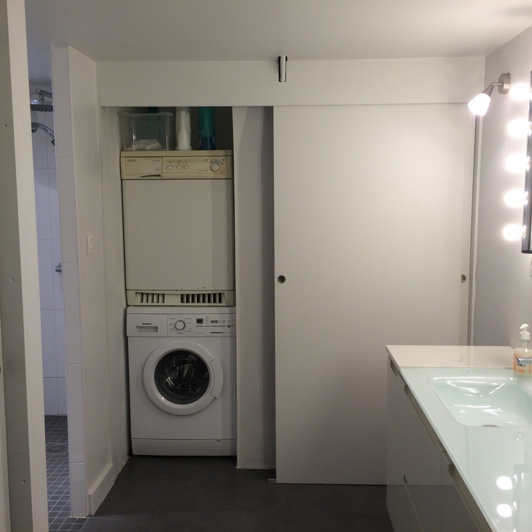 Salle de bains du rez de chaussée avec aussi lave linge et sèche linge