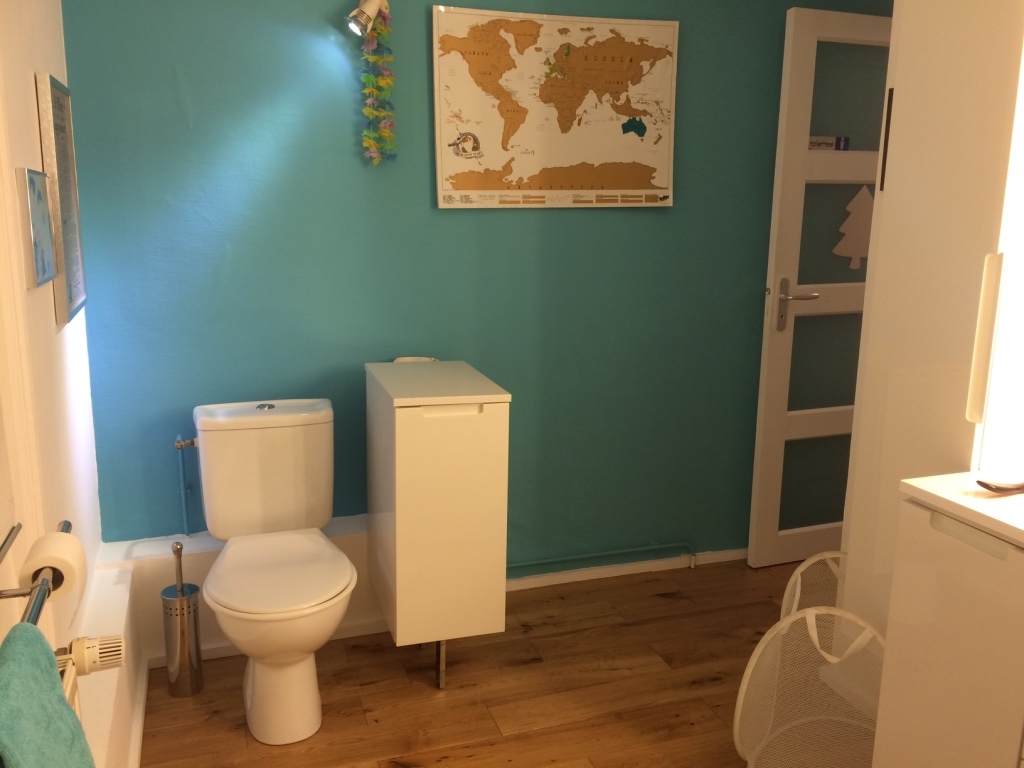 Toilettes dans la salle de bains du 2ème étage