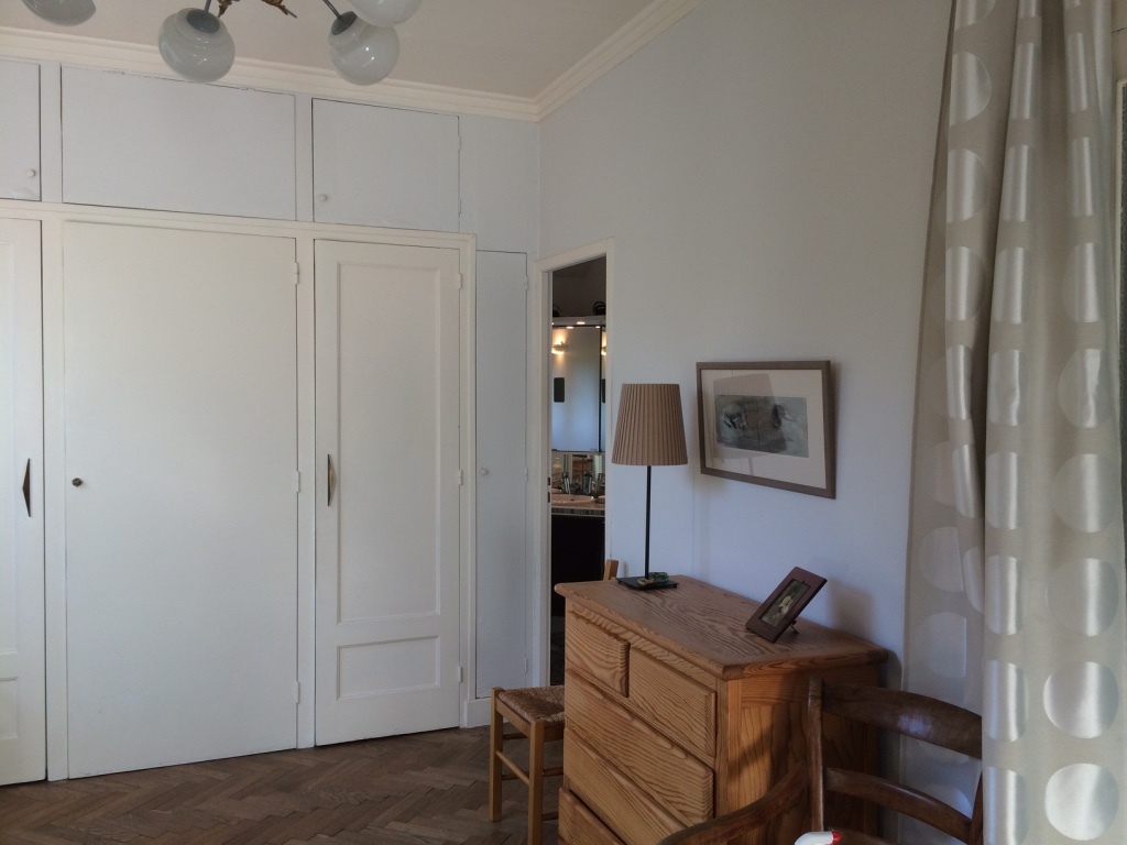 Chambre des parents-1er étage et son accès privé à une petite salle de bains