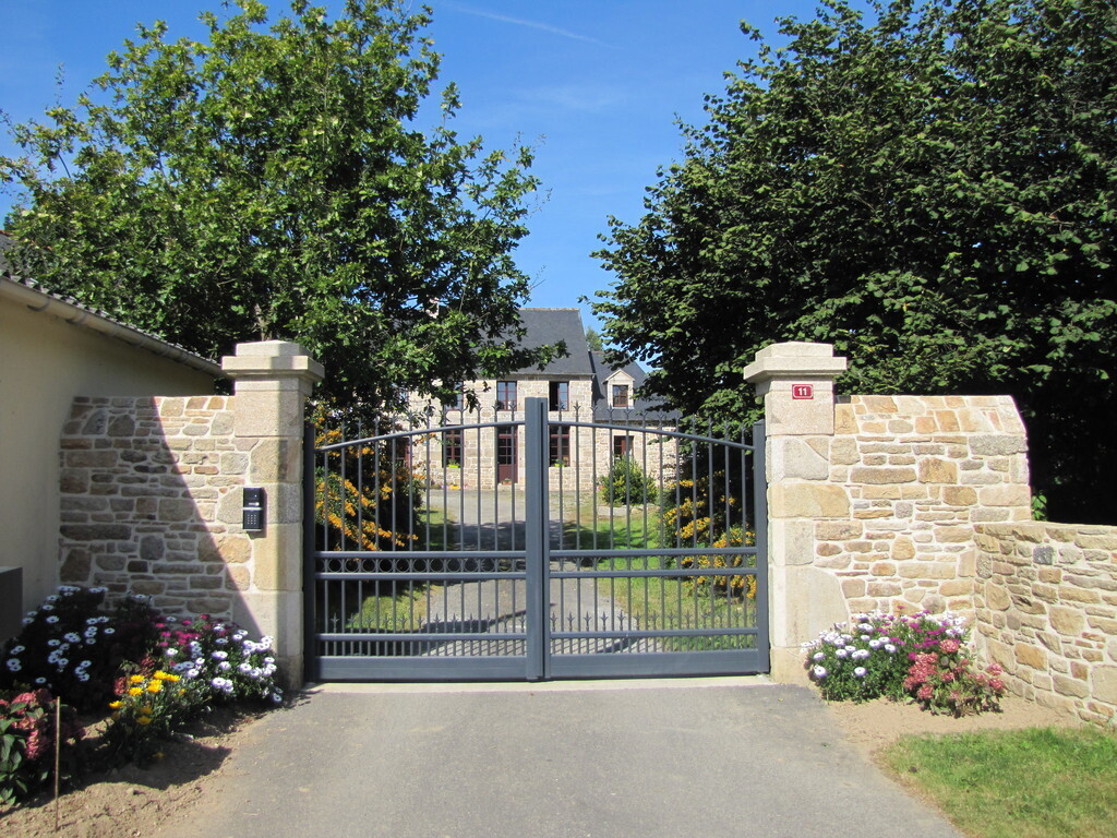 Entrée de la maison. Portail électrique.