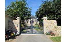 Entrée de la maison. Portail électrique.