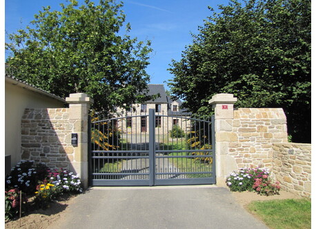 Entrée de la maison. Portail électrique.