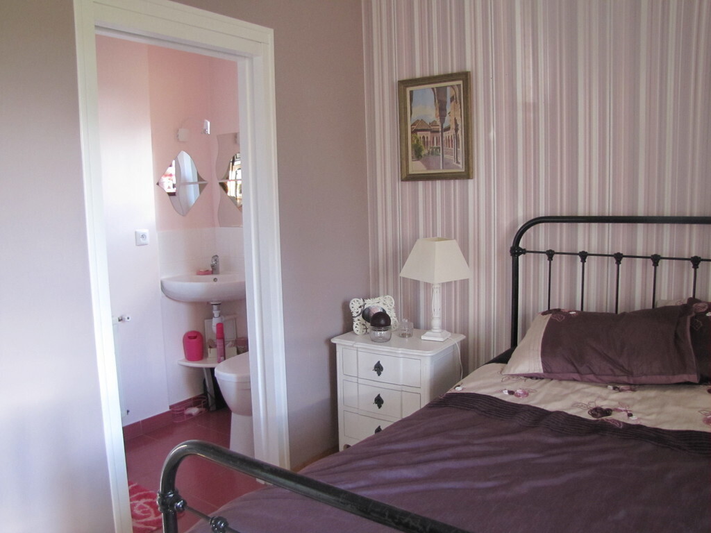 chambre du rez-de-chaussée avec salle d'eau