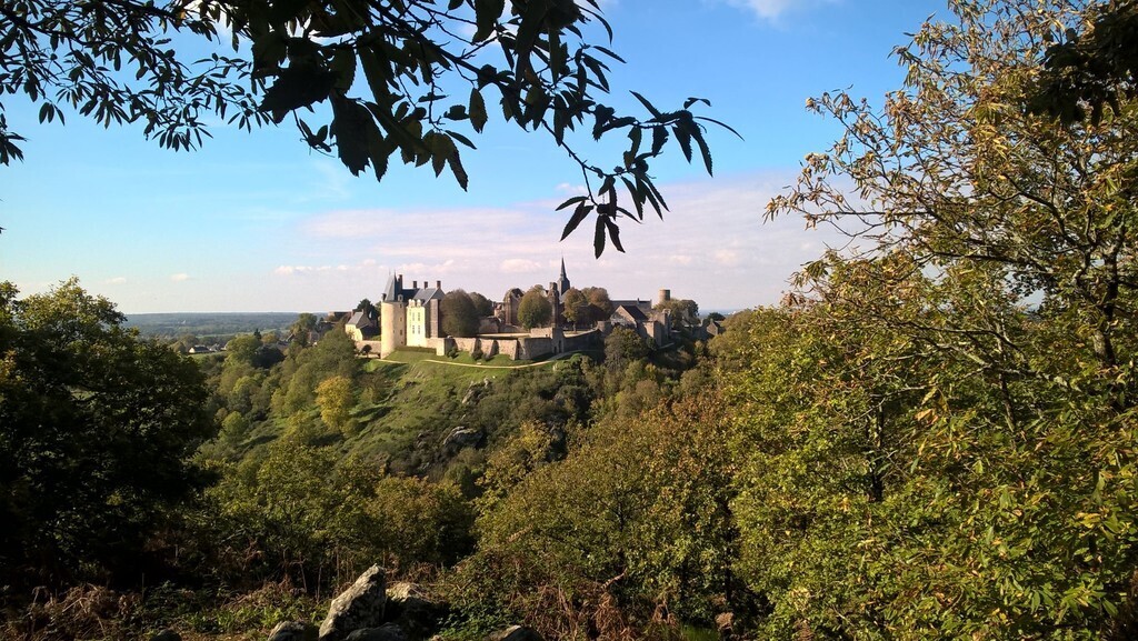 La forteresse médiévale de Sainte-Suzanne (7 km) vue du Tertre Ganne