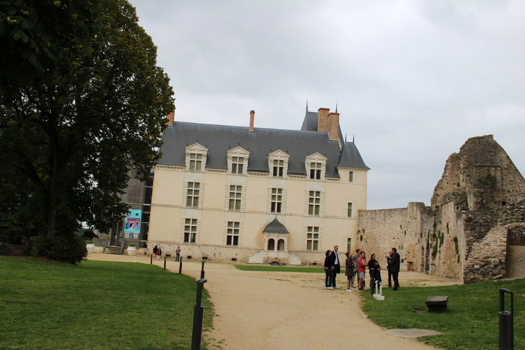Sainte Suzanne (7 km) : la cour du château, le logis Renaissance.
