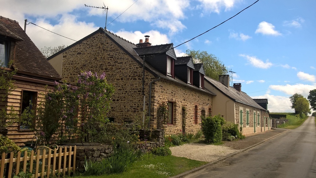 La maison est bordée d'une petite route de campagne très peu fréquentée.