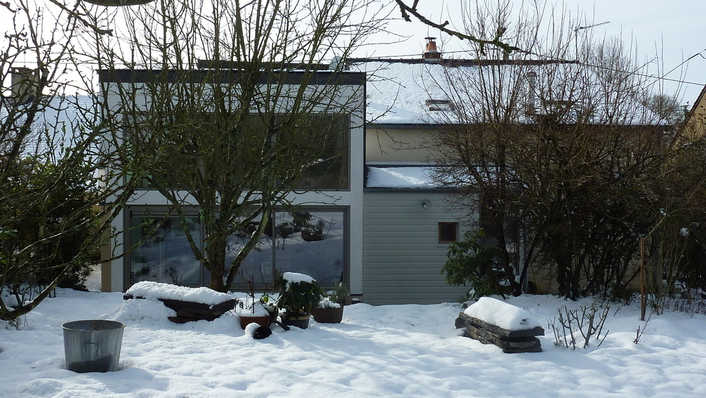 La maison vue du jardin en hiver