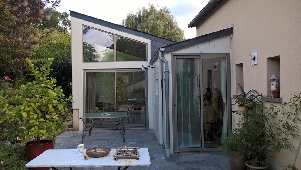 Entrée à l'arrière de la maison, autre vue de la véranda