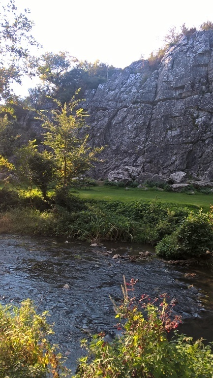 Site d'escalade et grottes, préhistoire, à Saulges (11 km)