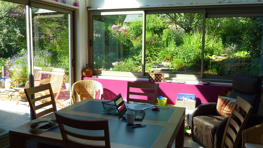 L'espace repas dans la cuisine, une belle vue sur le jardin..