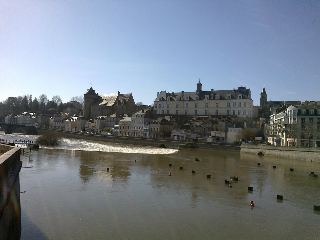 Laval (35 km), vue sur le Château et la rivière La Mayenne