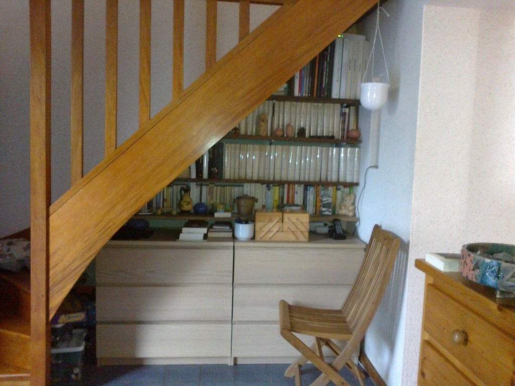 L'entrée, les commodes de jouets, l'escalier.