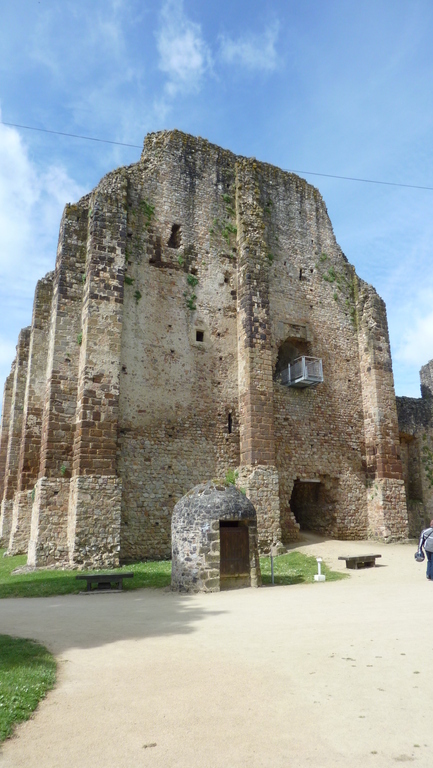 Sainte Suzanne (7 km) : le donjon.