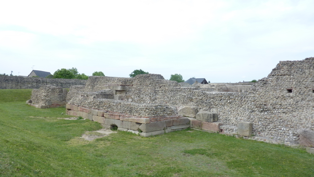 Forteresse romaine à Jublains (30 km)