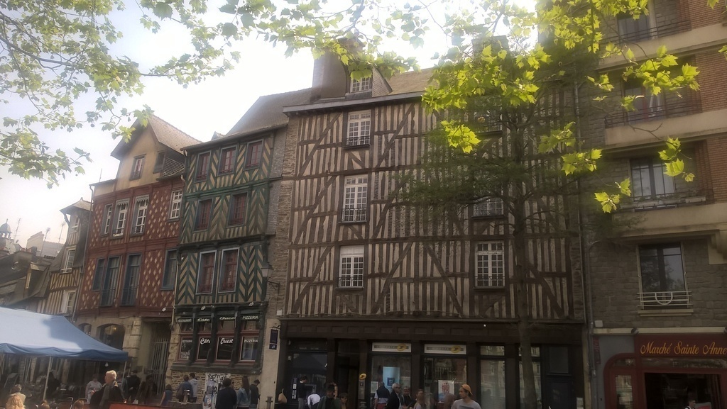 Rennes, capitale de la Bretagne (110 km) La place Sainte-Anne