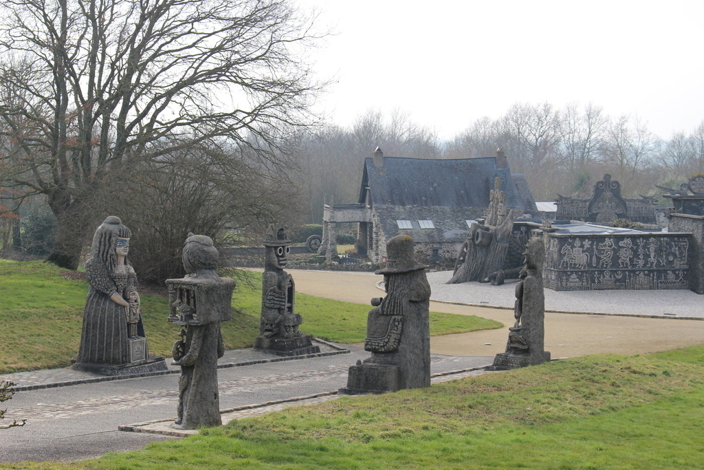 Le Musée Robert Tatin à Cossé-Le-Vivien (54 km), l'Allée des Géants