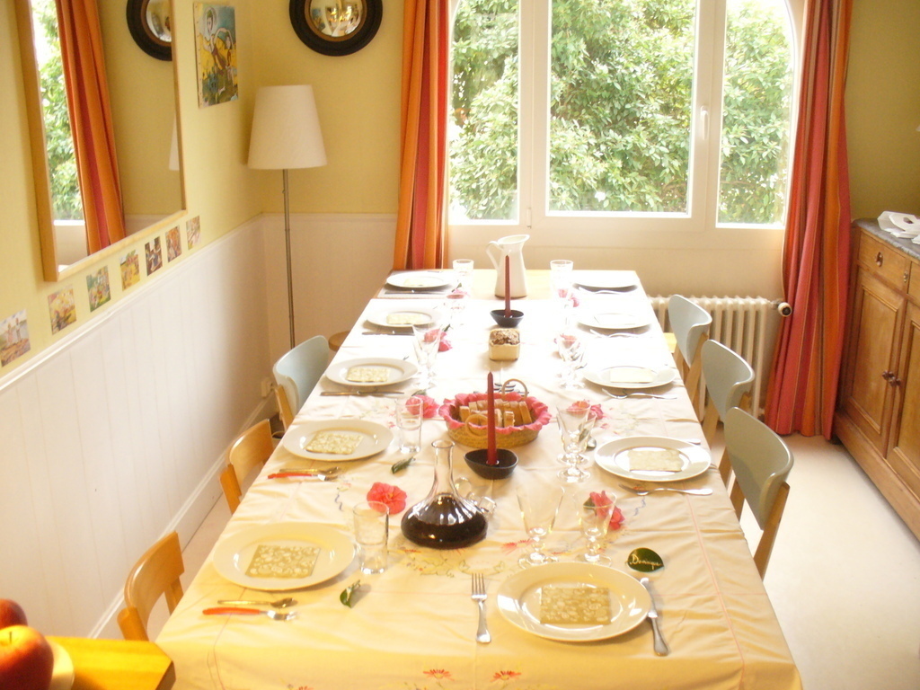 Diner table, window to the quiet street - Kitchen Pic n°3
