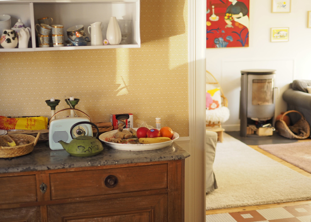 View from the kitchen, on the right : part of the living room.