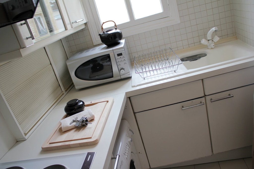 The kitchen is fully equipped (washing machine, microwave...)