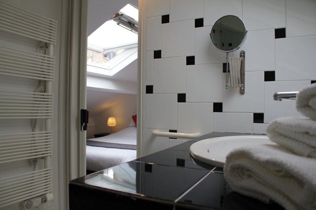 Bathroom with bathtub 