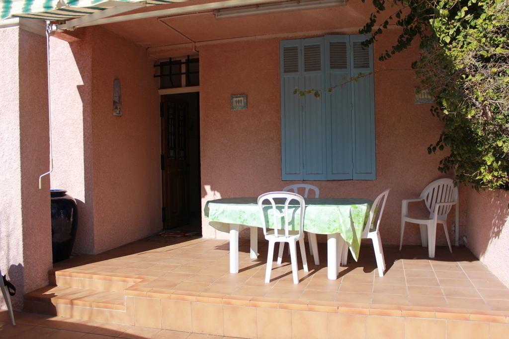 it is possible to eat there but if you prefer more privacy, there is also a completly closed small yard.