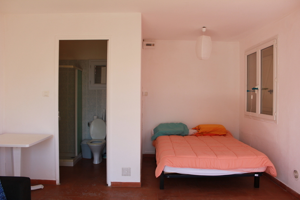 in the annex room, a double bed and on the left the door to the second bathroom. There is a washing machine in this bathroom.