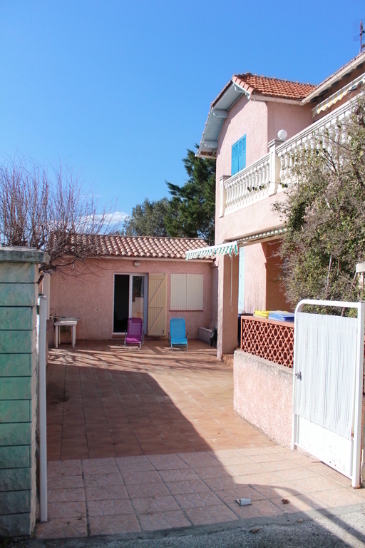 the house with the annex building. You can park 2 cars.