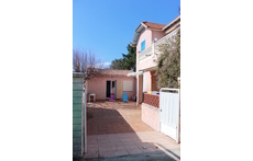 the house with the annex building. You can park 2 cars.