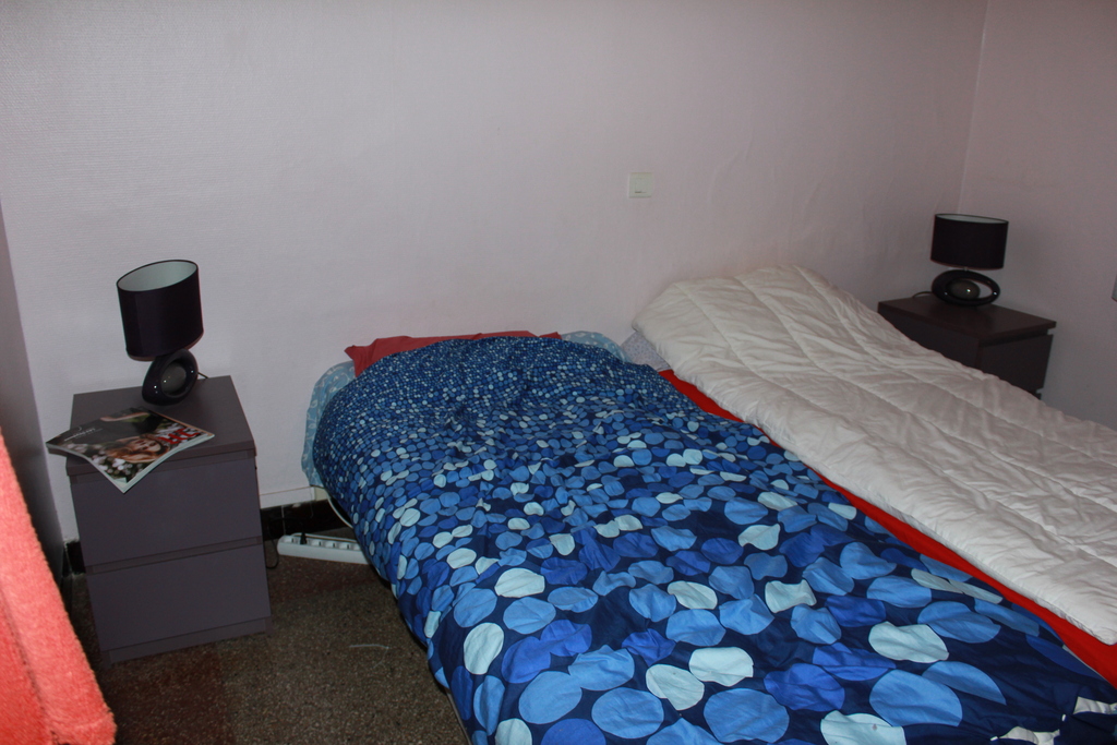 a bedroom with 2 single beds