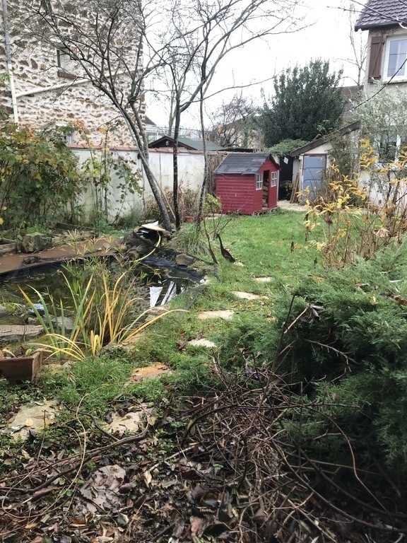 Front garden and pond (please note that the pond requires specific attention towards young children)