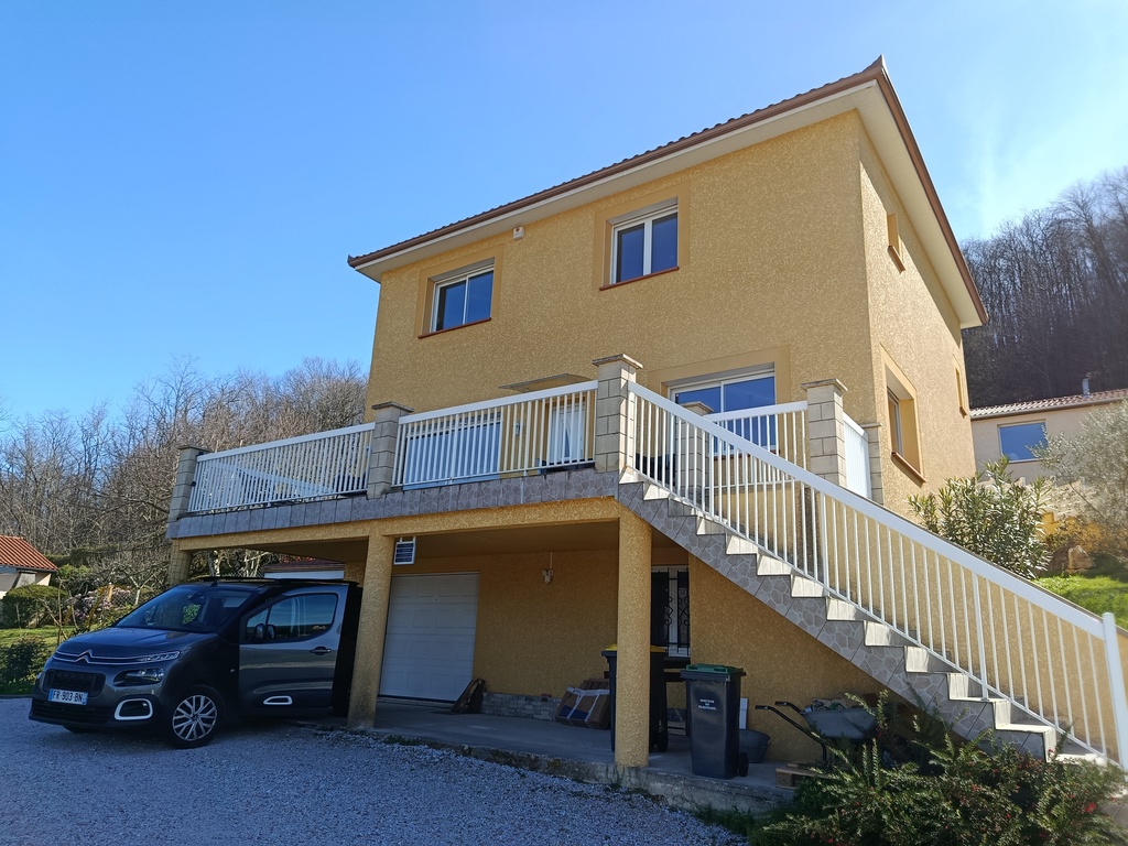 Maison vue depuis la rue 