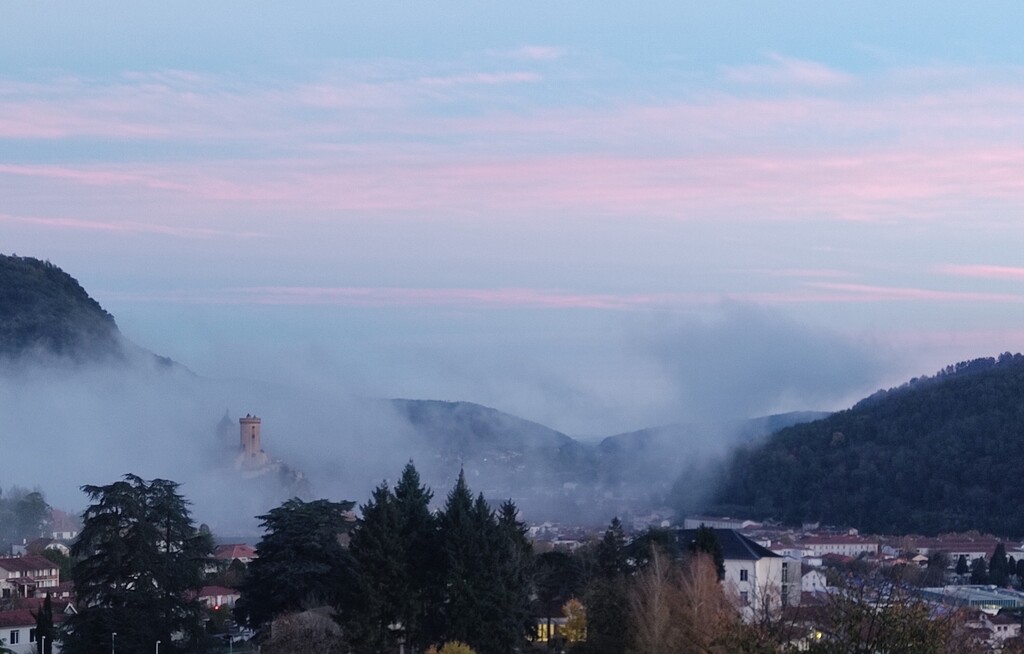 de la cuisine au canapé : vue sur le château de Foix