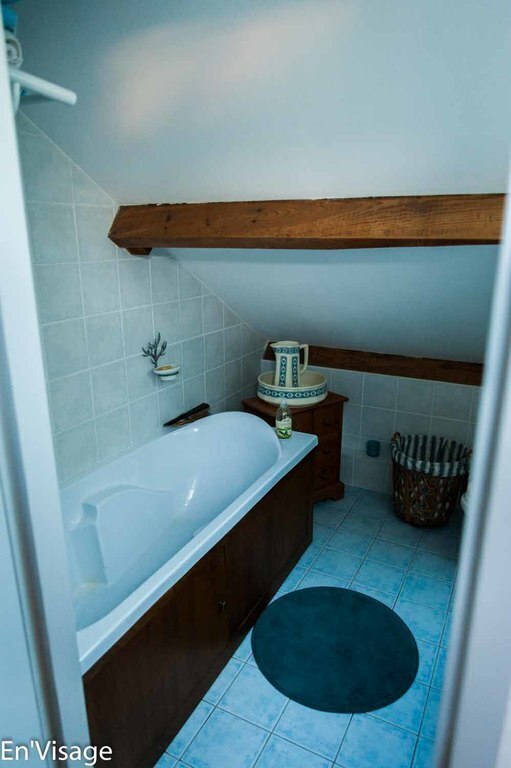 salle de bain à l’étage 