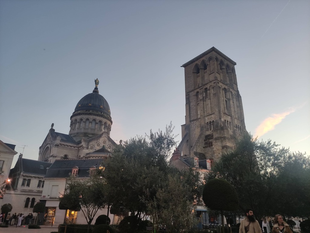 Basilique & Tour Charlemagne