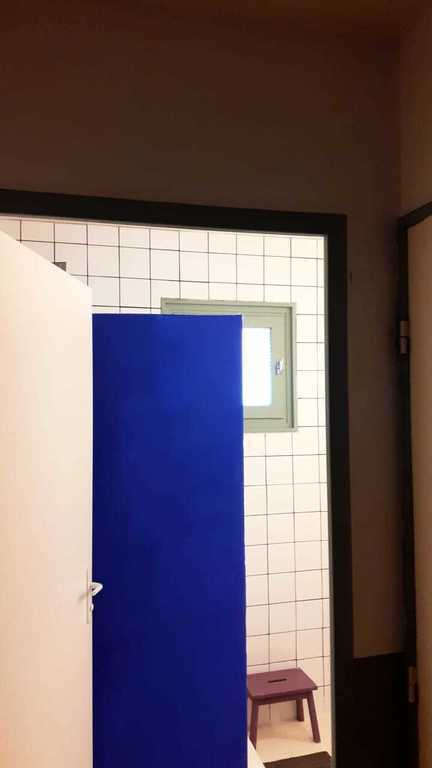 Entrée de la salle de bain - mur bleu klein
