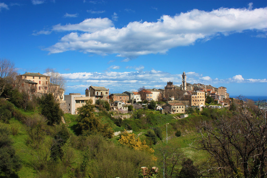 Une maison rénovée au coeur d'un village historique.  