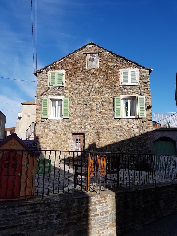 Notre maison et la placette privée attenante