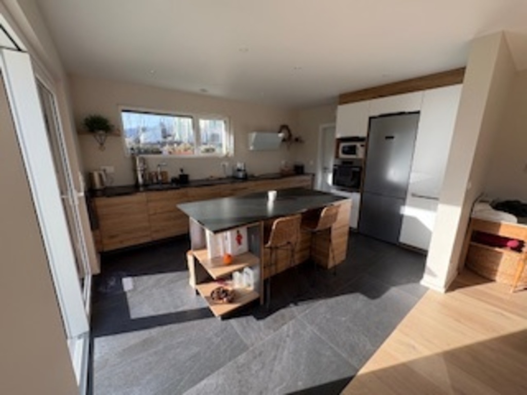 The kitchen, open on the living-room, at the first floor