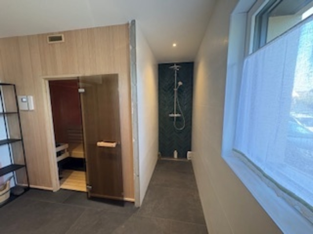The bathroom of the 1st floor, with the sauna