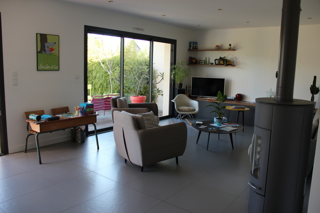 The living room opening on terrasse and garden