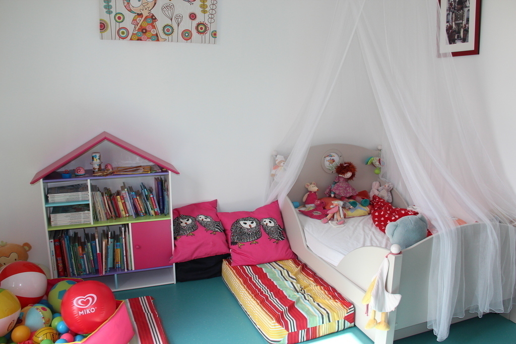 Green girly bedroom with single bed