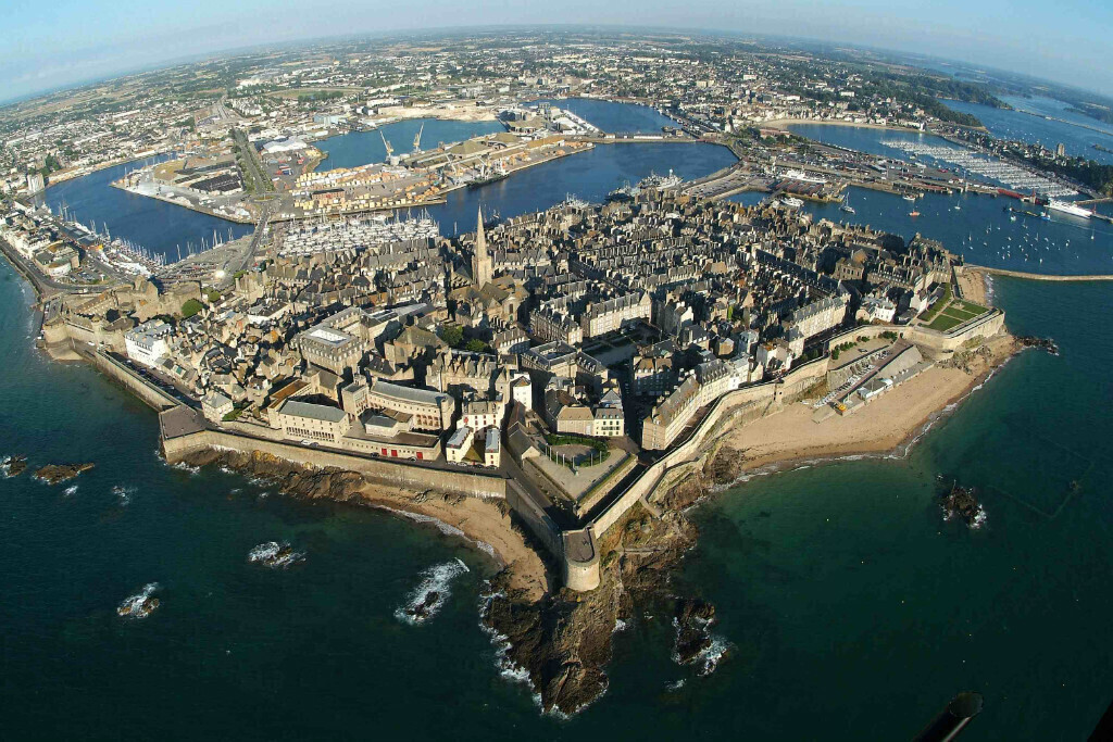 Saint Malo intra-muros and beaches (less than 1h drive)