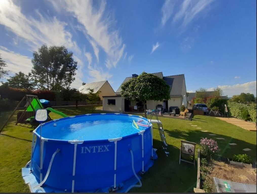 Piscine dans le jardin