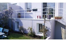 The terrasse toi going down to the garden