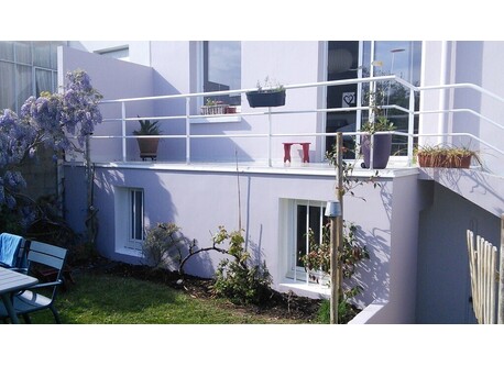 The terrasse toi going down to the garden