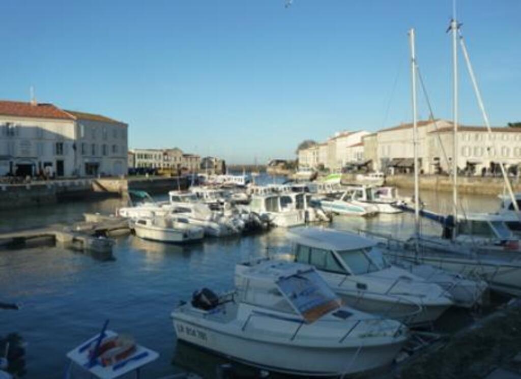 Le port de St Martin de Ré ( 20 minutes de la maison en voiture)