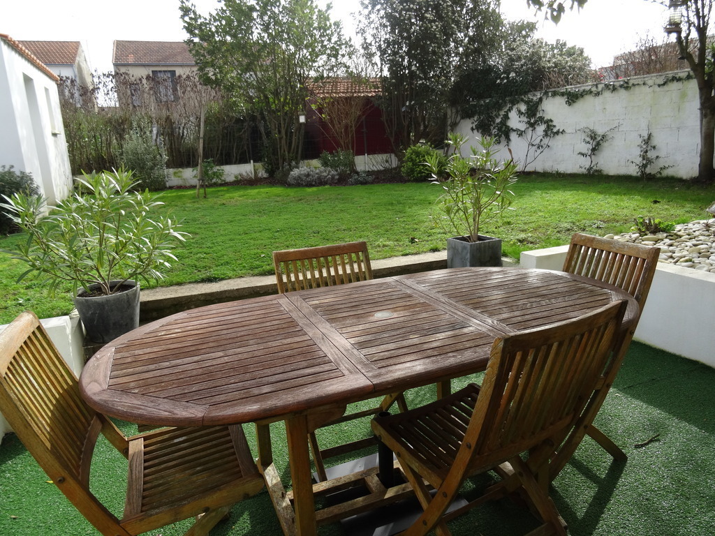 jardin et terrasse derrière la maison